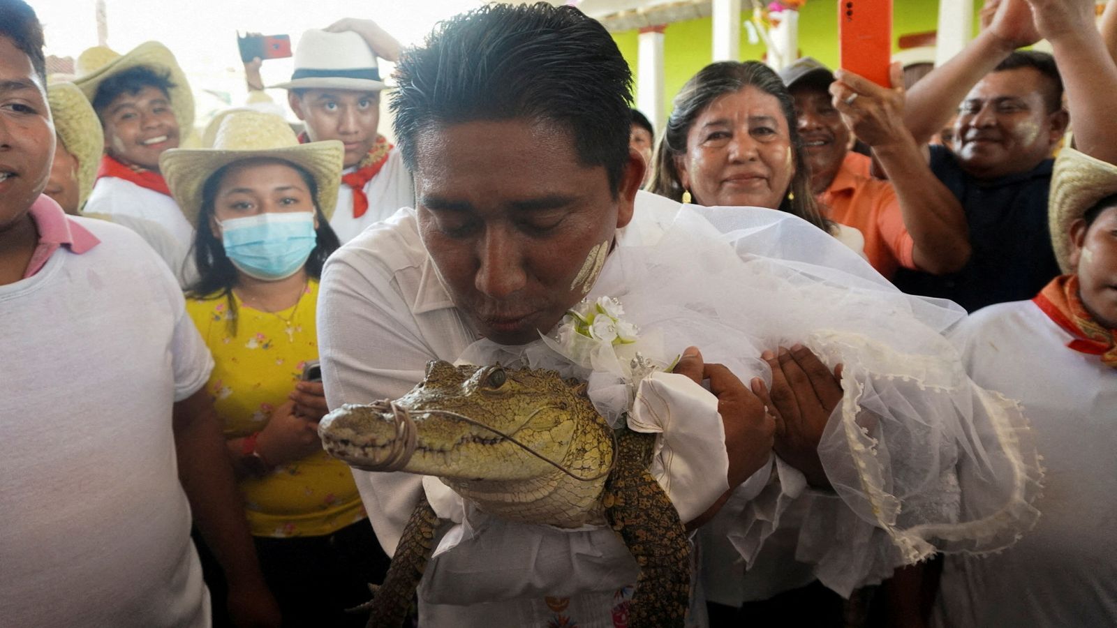 Mexican mayor weds alligator to secure abundance